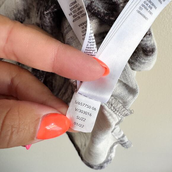 Athleta Black + White Abstract Striping Breezy Scoop V Neck Tee - Small - Picture 6 of 9